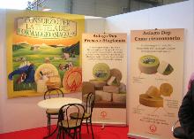 アジアゴ（ASIAGO）というチーズの解説を展示したブース。食品見本市は本当に勉強になります。（イタリア MAY 2006）