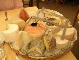 チーズプラトー。１５種類ほどのチーズがタイプのバランスも良く並んでいます。また、どのチーズの状態もとても良いです。