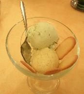 自家製のヴァニラとピスタチオのアイスクリーム。とてもおいしいです。