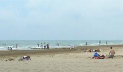 日曜日の昼頃のナルボンヌの海岸（地中海）です。６月というのにもう泳いでいます。(JUNE 2007)