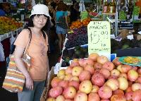 Rusty's Market Cairnsでマンゴーを売っている店の前で美奈子店長がこちらを向いてくれました。