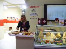 スイスは、民間企業がそれぞれに出展するのではなくて、公的機関が一つのブースで、代表的なスイス産チーズをまとめて紹介しています。
