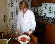 奥さんのアンジェラは、毎日お料理を作っています。ニコラは、毎日幸せです。