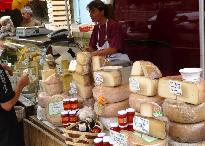 羊や山羊のハードチーズは冷蔵庫の中ではなくて、外に並べて売られています。