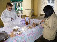 旧市街にある小さな朝市（マルシェ）ですが、自分で作ったお菓子を売るおばさんと八百屋さんだけでした。