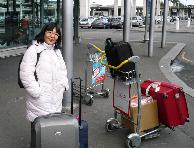 パリのシャルル・ド・ゴール空港に着いたあと、オルリー行きのバスを待つ美奈子店長。