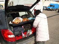 旅先では、この様に車の後ろの扉を開いて、市場などえ買ったトマトやハムをパンにはさんで食べています。