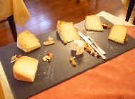 チーズプラトー。地元産のチーズが揃っています。青かびや白カビ、ウォッシュチーズなどはありません。
