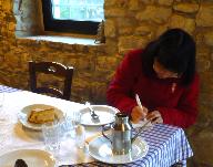 ヴィオレッタさんの紹介で来たアグリツーリズモで出しているオリーブオイルを試食させてもらいました。