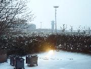 パリ郊外にあるオルリー空港近くのホテルの窓からの景色。気温は０度と寒いです。
