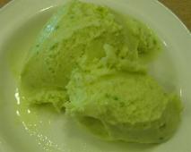 田辺さんが作ってくれたピスタチオのアイスクリーム。この新緑のようなやさしい緑色がピスタチオから来ているかと思うとそれだけでありがたくなります。