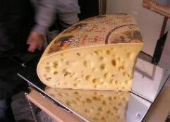 エメンタール・ド・サヴォアチーズ。パンにのせてトースターで焼いても美味。