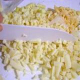 チーズフォンデュのチーズの切り方５