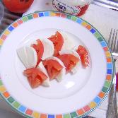 モッツァレラとトマトは箸を使い盛り付けましょう。