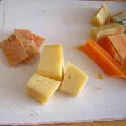 チーズをカットボードに並べます。