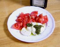 モッツァレラに赤いトマトとバジルでイタリアカラーは、元気が出ますね。