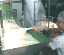 カードに熱湯を加えて混ぜると伸縮性のあるモッツァレラチーズになります。(イタリア・ラツィオ州 OCT 2005）