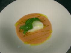 イタリア産モッツァレラ（ポッコンチーニ）のトマトスープ（ガスパッチョ）仕立て。