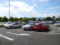 ＡＶＩＳやＨｅｒｔｚなどのメジャーなレンタカー会社の駐車場もありますが、地元の小さな会社は、こうして共同で駐車場を確保しているようです。