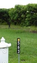 日本の住宅の玄関近くに住居表示があるのではなく、このように敷地が道路に面している位置に番号の棒が立っているのです。