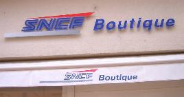 フランスの鉄道、SNCFのお店の看板です。