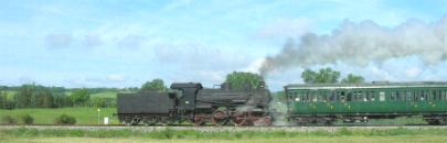 オルチャ渓谷を巡る観光用の蒸気機関車が走っていました。しかも、逆向きの機関車で。