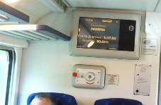 各列車の前と後ろには、電光掲示板がありました。現在の速度や次の駅の名前と到着予定時刻、それに外気温度も表示されていました。