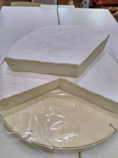 石狩産の牛乳１００％の白かびチーズ、「石狩ブリー」