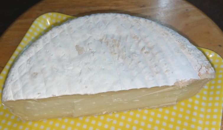 石狩産の牛乳１００％の白かびチーズ、「石狩ブリー」