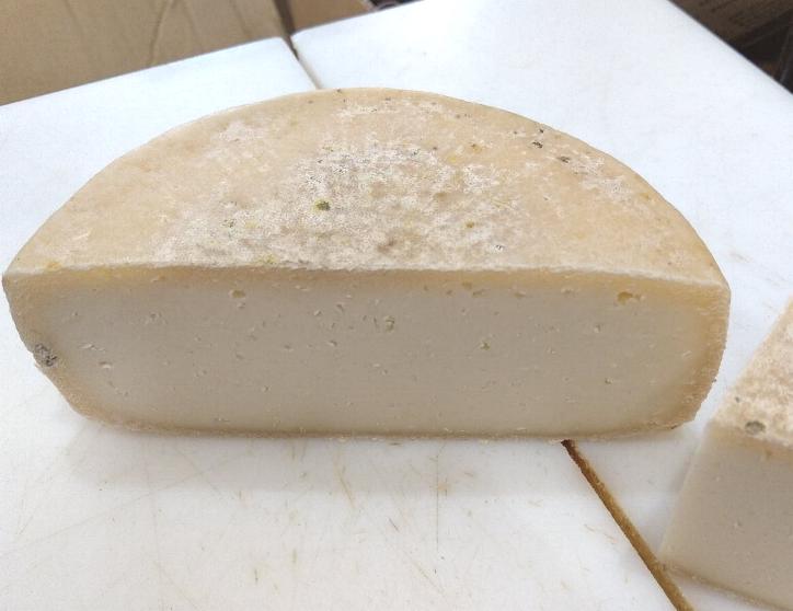 石狩産の牛乳１００％のハードチーズ、「石狩トム」